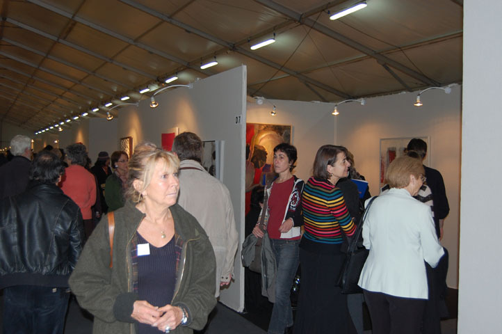 The Salon is filled with Art Lovers