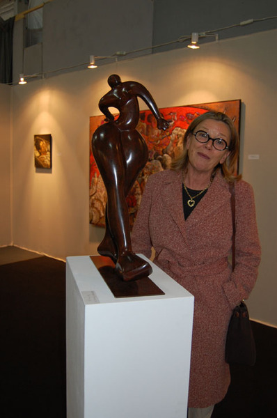 Catherine Berthonneau admiring sculptor by Francoise Abrahma
